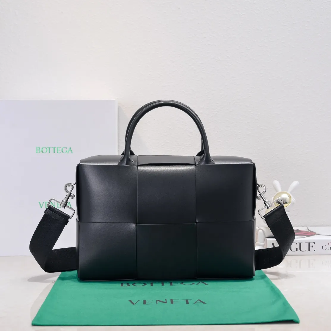 Batch 1880 Bottega Veneta large-lattice men's briefcase. The briefcase is a "value-for-money equipment" that all boys must have as soon as they step out of school. Whether you need to go to the office or go out to discuss business, nothing can better reflect your good taste and financial strength than a simple and elegant briefcase. It can be carried on one shoulder or cross-body to meet your different needs. The capacity is also super 🉑️ Style number: 6801 Size: 36*24*7.5cm